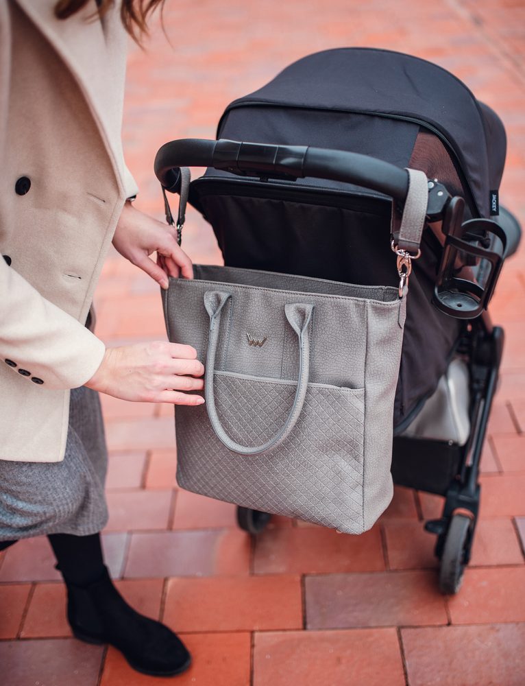 VUCH Inara Grey.

Glavno zapiranje z zadrgo
Zanke za pritrditev na voziček
Trdno dno, zaščiteno s 4 kovinskimi nogami
Veliko notranjih in zunanjih žepov

 
  Shape of Diamond
Bodite elegantni in edinstveni s Shape of Diamond! 
Trenutno si ogledujete dragulje in diamante našega portfelja.