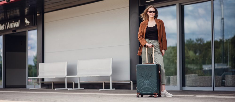 VUCH Unika Green.

Mere lupine: 57 × 43 × 26,5 cm
Teleskopski ročaj na treh višinskih nivojih
Prostoren mrežast žep na zadrgo z dodatnim žepom na zadrgo
Fleksibilen fiksacijski pas s plastično sponko
Zgornji in stranski ročaji za oprijem v več položajih
4 vgrajena kolesca (višina 9 cm) za tih in gladek tek
Odporna lupina iz ABS polikarbonata proti običajnim praskam in udarcem
Kombinirana ključavnica s TSA ključavnico (ni nevarnosti poškodovanja ključavnice pri kontroli med potovanjem v ZDA)
Navodila za nastavitev ključavnice
Unisex dizajn - primeren za ženske in moške
 KOVČKI
Odkrijte novo kolekcijo kovčkov, ki definirajo sodobno potovanje.
Združujejo vrhunski dizajn z maksimalno funkcionalnostjo – lupinasta konstrukcija zagotavlja zanesljivo zaščito in dolgo življenjsko dobo, medtem ko sofisticirane barvne različice dodajajo vsakemu potovanju stilski poudarek.