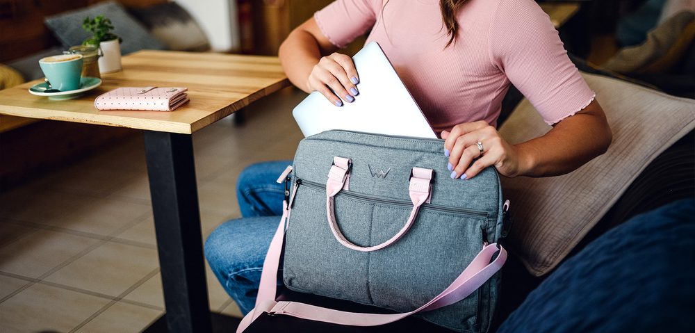 VUCH Memories.

Glavno zapenjanje z zadrgo
Zunanji žep z zadrgo + predal na magnet
Notranjost je razdeljena na dva dela
Nastavljiv pas
 TechniC
Kolekcija, ki sta jo navdihnila mesto in narava!
Na prestolu priljubljenosti že nekaj časa kraljujeta nahrbtnika Mellor in Noel, iz njunih lastnosti pa je nastalo kar nekaj velikih naslednikov.