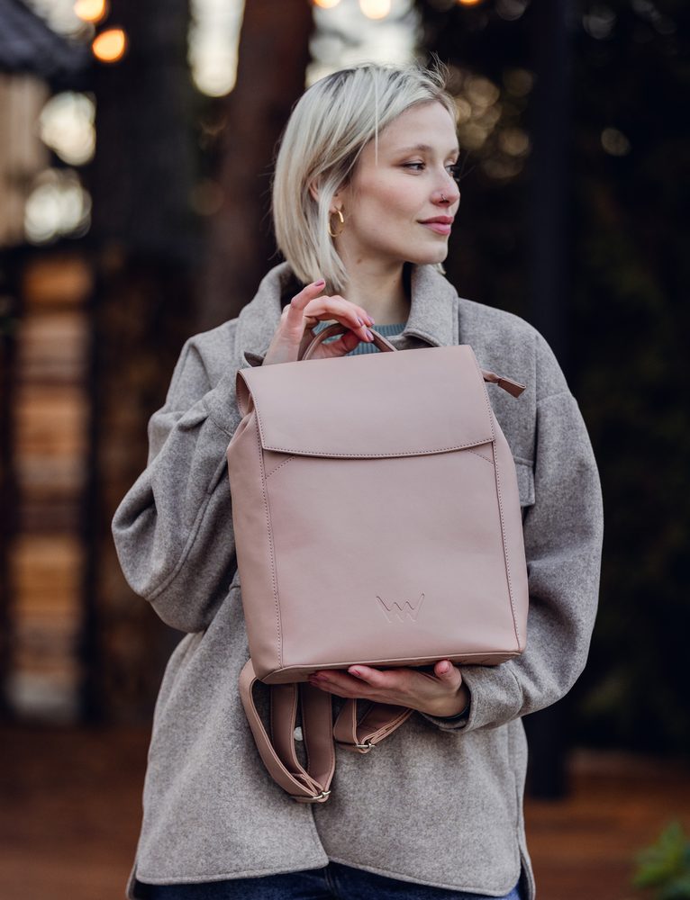 VUCH Gioia Creme.

Prostoren glavni žep z dvojnim zapiranjem - zadrgo in izjemno močnim magnetnim zavihkom
Praktični zunanji žepi z zadrgo na zadnji strani nahrbtnika
Notranji predelki in žep z zadrgo
Nastavljive naramnice in oblazinjeno hrbtišče za udobno nošenje
 SimplyV 
Enostavno Vuch!
Brezčasna, minimalistična in elegantna.