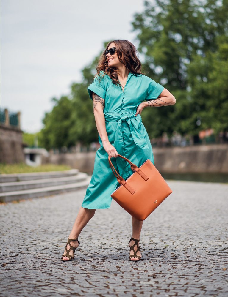 VUCH Wennie Brown.

Glavno pritrditev za 2 magneta
Velik žep z zadrgo
Notranja mini denarnica za majhne predmete (90 x 140 mm)
Torbica vključuje crossbody pas
 SimplyV 
Enostavno Vuch!
Brezčasna, minimalistična in elegantna.