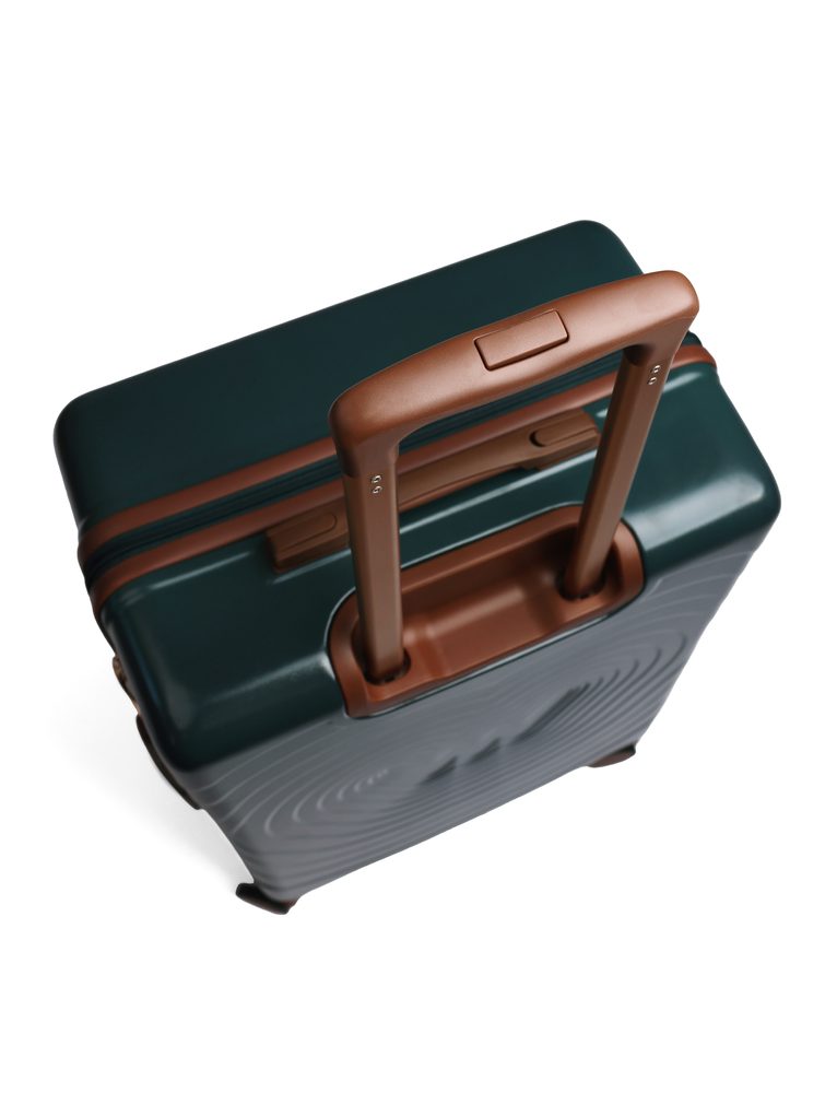 VUCH Unika Green.

Mere lupine: 57 × 43 × 26,5 cm
Teleskopski ročaj na treh višinskih nivojih
Prostoren mrežast žep na zadrgo z dodatnim žepom na zadrgo
Fleksibilen fiksacijski pas s plastično sponko
Zgornji in stranski ročaji za oprijem v več položajih
4 vgrajena kolesca (višina 9 cm) za tih in gladek tek
Odporna lupina iz ABS polikarbonata proti običajnim praskam in udarcem
Kombinirana ključavnica s TSA ključavnico (ni nevarnosti poškodovanja ključavnice pri kontroli med potovanjem v ZDA)
Navodila za nastavitev ključavnice
Unisex dizajn - primeren za ženske in moške
 KOVČKI
Odkrijte novo kolekcijo kovčkov, ki definirajo sodobno potovanje.
Združujejo vrhunski dizajn z maksimalno funkcionalnostjo – lupinasta konstrukcija zagotavlja zanesljivo zaščito in dolgo življenjsko dobo, medtem ko sofisticirane barvne različice dodajajo vsakemu potovanju stilski poudarek.