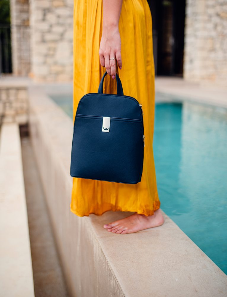 VUCH Filipa Blue.

Ojačan nahrbtnik v elegantnem dizajnu
Notranji žep brez zapenjanja, žep z zadrgo
Zunanji žep z zadrgo
Srebrn logotip Vuch
 MAJHNI NAHRBTNIKI
„Ste sami sebe prepričali da je nahrbtnike težko kombinirati?