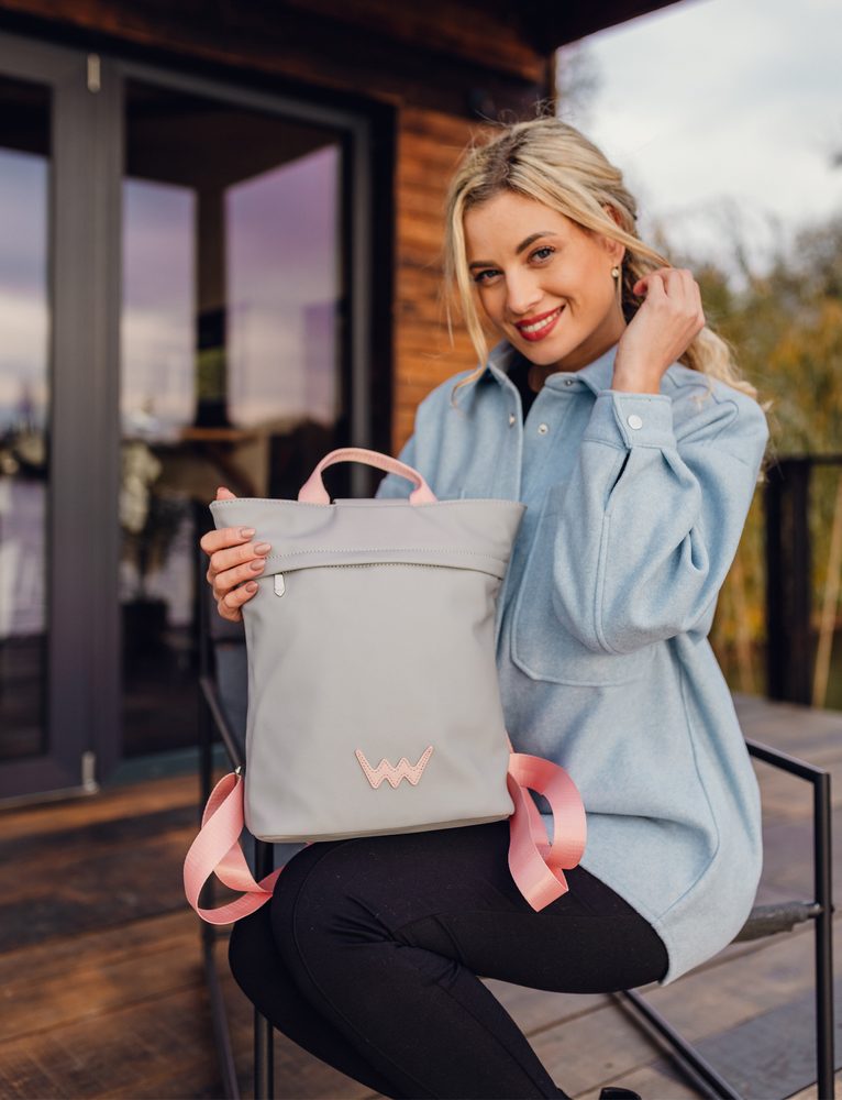 VUCH Glenn V Grey.

Zapiranje z zadrgo in magnetnim zavihkom
Skupaj 3 zunanji žepi z zadrgo
V notranjosti mrežast žep in manjši žep z zadrgo
Nastavljive naramnice
 MAJHNI NAHRBTNIKI
Ste sami sebe prepričali da je nahrbtnike težko kombinirati?