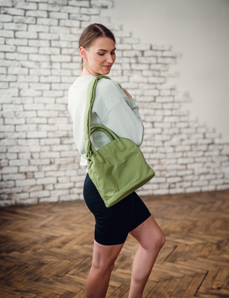 VUCH Gabi Fluffy Olive.

Dve torbici za ceno ene
Podloženi okrogli ročaji, ki lepo sedejo v roko
Nastavljiv naramni pas
Glavno zapiranje s pritiskom in magnetom
Žep na zadrgo na zadnjem delu torbice
 TORBICE ZA ČEZ RAMO
Si želite torbico, ki vam bo zvesto služila in vas nikoli ne bo nikoli pustila na cedilu?