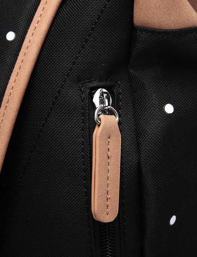 VUCH Mellora Dotty Brown.

Notranji ločen prostor za mini prenosnik in majhen žep z zadrgo
Zapiranje na zadrgo + po zlaganju se lahko zavaruje z ultra močnim magnetnim patentom
Nastavljive naramnice
Podložen hrbet za maksimalno udobje
 Cutie Dotty
Nadenite si sivo!
Kolekcija Cutie Dotty je v celoti opremljena z igrivostjo in čarom.