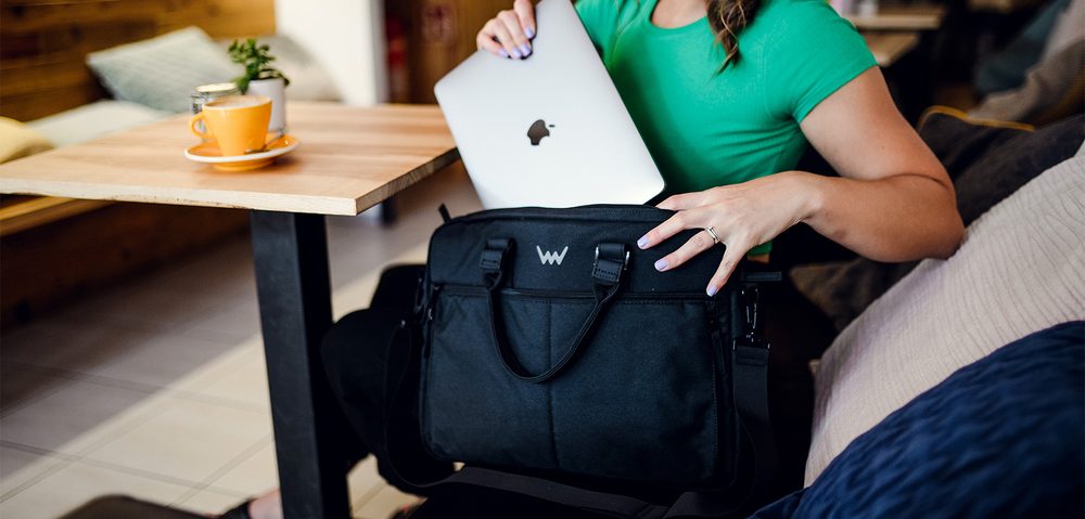 VUCH Memories Black.

Glavno zapenjanje z zadrgo
Zunanji žep z zadrgo + predal na magnet
Notranjost je razdeljena na dva dela
Nastavljiv pas
 TechniC
Kolekcija, ki sta jo navdihnila mesto in narava!
Na prestolu priljubljenosti že nekaj časa kraljujeta nahrbtnika Mellor in Noel, iz njunih lastnosti pa je nastalo kar nekaj velikih naslednikov.