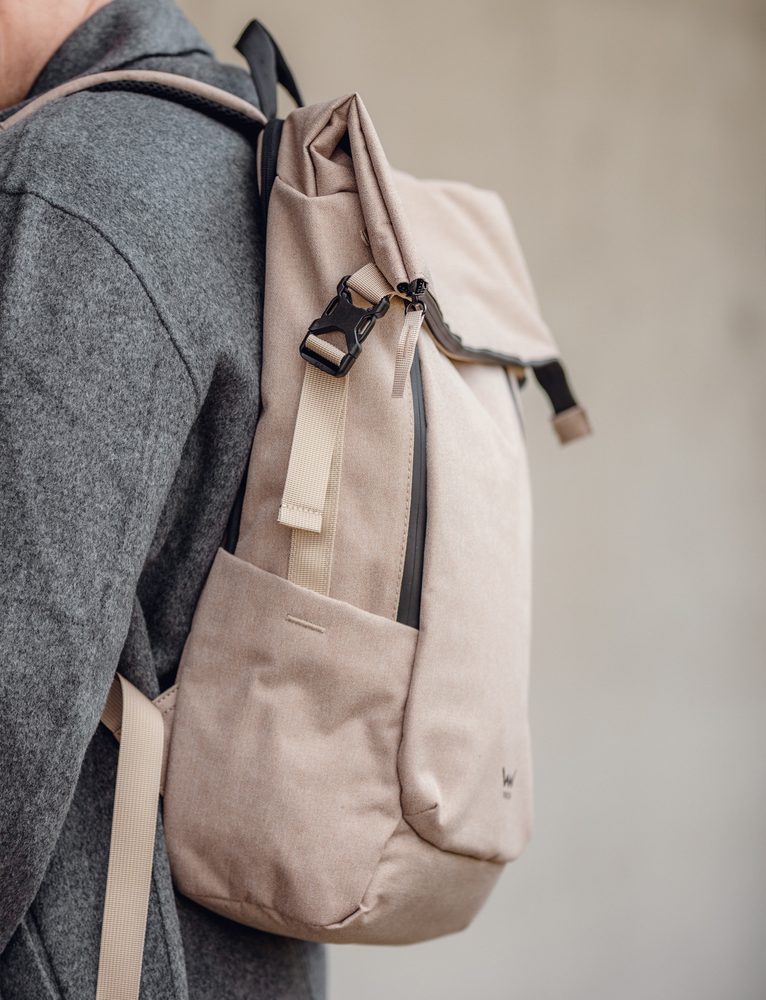 VUCH Tayte Small Men Beige.

Glavno zapiranje z zadrgo
Izdelan iz trdnega materiala
Prostor razdeljen v dva žepa
Velik žep za prenosnik
Zunanji žepki z zadrgo
Pas čez prsni koš
Oblazinjeni naramni trakovi in hrbet za udobno nošenje
 Moški nahrbtniki
Popolnost, preprostost, karakter in stil.