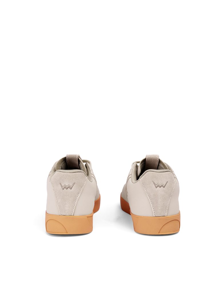 VUCH Dotty Classic Beige.
Podplat je narejen iz 100% naravne gume in diskretno namiguje na značilne pikice, ki jih poznate iz naših kolekcij.
Stavite na klasiko v novi preobleki – DOTTY CLASSIC so stil, udobje in osebnost v enem.

Zgornji del iz PU poliuretana
Podplat iz 100% naravne gume
Vtisnjeni motiv pikic na podplatu
Velikosti 36–43
Oblikovana notranja vložka, oblazinjena s spominsko peno
Kombinacija gladkega in strukturiranega materiala
 OBUTEV
Vuch čevlji so originalnost, ki hodi.