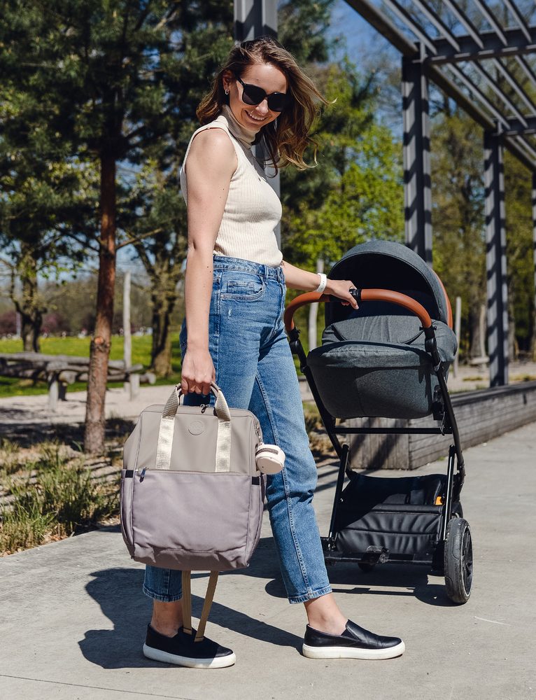 VUCH Ferron Brown.

Glavno zapenjanje z zadrgo
Zanka za pritrditev na voziček
Snemljiv etui za stekleničke
Veliko notranjih in zunanjih žepov
 Nahrbtniki
„Praktičnost, udobje in funkcionalnost.