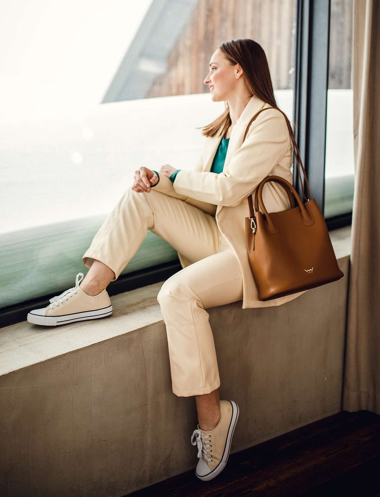 VUCH Gabi Brown.

Odstranljiv notranji predal z zadrgo
Dva ročaja
Dve zadrgi za zapenjanje torbice
 SimplyV 
Enostavno Vuch!
Brezčasna, minimalistična in elegantna.