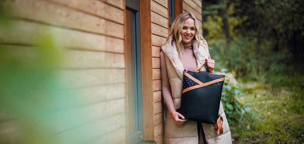 VUCH Tiara Dotty Black.

Dvojna zaščita pred krajo - glavni predal z zadrgo in gumbom
Spredaj pokrit predal z zadrgo, notranji predal za mini prenosnik in manjši predal z zadrgo
Udobne in trpežne naramnice (nastavljive)
Predal za telefon ali ključe z zadrgo
 NAHRBTNIKI
„Praktičnost, udobje in funkcionalnost.