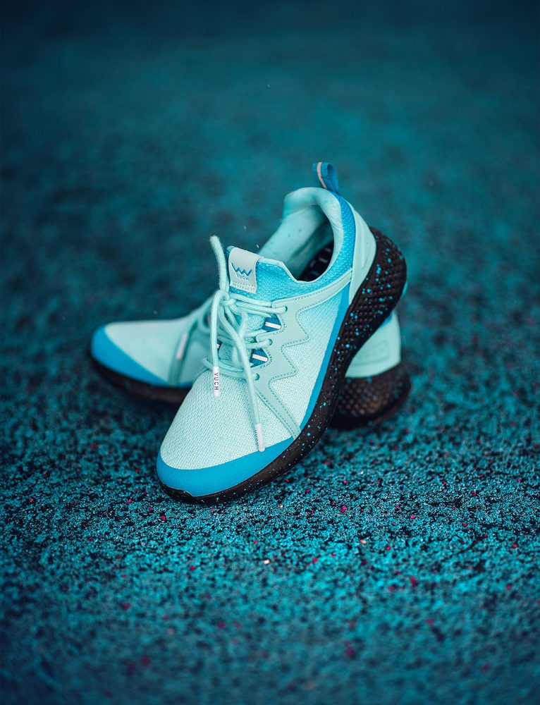 VUCH Rush Ocean - 39.

Dizajni, oblikovani v sodelovanju z Martinom Brnom
Prilagodljiv zračen zgornji del
Vložek je podložen s spominsko peno
Lahek dizajn
Majhni odsevni elementi
Ojačan nart s silikonskimi elementi
 OBUTEV
Vuch obutev je izvirnost, ki očara.