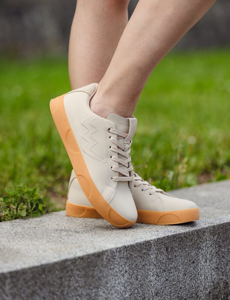 VUCH Dotty Classic Beige.
Podplat je narejen iz 100% naravne gume in diskretno namiguje na značilne pikice, ki jih poznate iz naših kolekcij.
Stavite na klasiko v novi preobleki – DOTTY CLASSIC so stil, udobje in osebnost v enem.

Zgornji del iz PU poliuretana
Podplat iz 100% naravne gume
Vtisnjeni motiv pikic na podplatu
Velikosti 36–43
Oblikovana notranja vložka, oblazinjena s spominsko peno
Kombinacija gladkega in strukturiranega materiala
 OBUTEV
Vuch čevlji so originalnost, ki hodi.