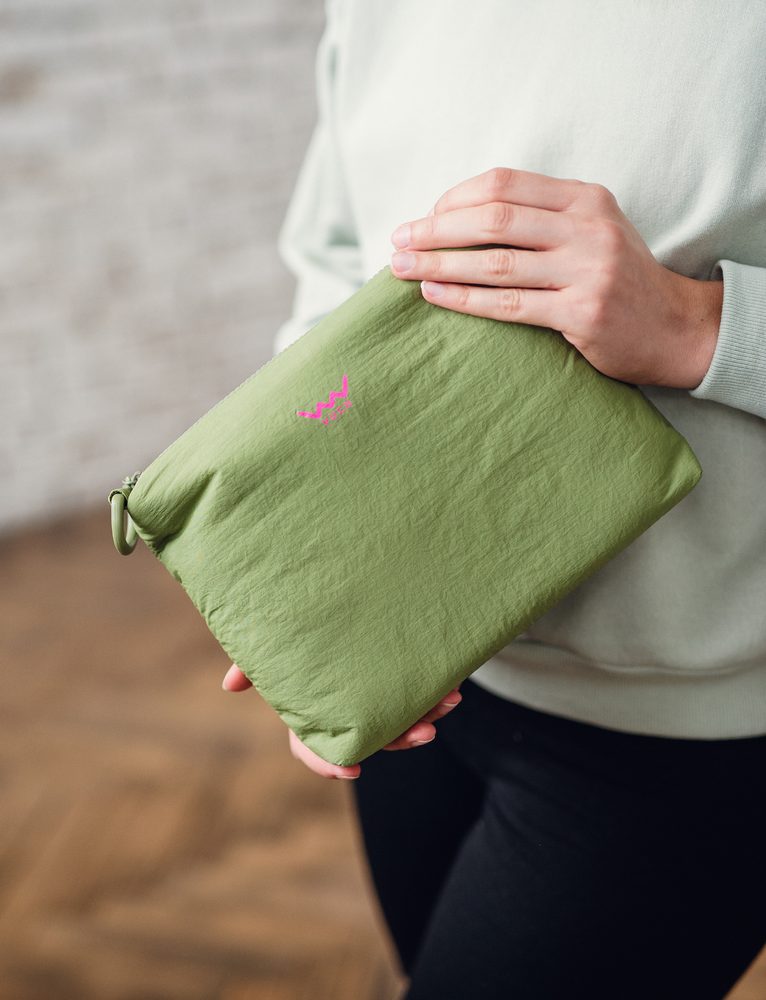 VUCH Gabi Fluffy Olive.

Dve torbici za ceno ene
Podloženi okrogli ročaji, ki lepo sedejo v roko
Nastavljiv naramni pas
Glavno zapiranje s pritiskom in magnetom
Žep na zadrgo na zadnjem delu torbice
 TORBICE ZA ČEZ RAMO
Si želite torbico, ki vam bo zvesto služila in vas nikoli ne bo nikoli pustila na cedilu?