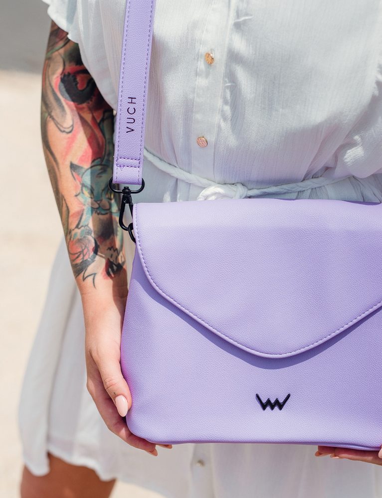 VUCH Byrsa Purple.

Eleganten dizajn
Glavno zapiranje z magnetom in zadrgo
Torbica razdeljena na dva dela
Širši pašček – zagotavlja udobje
 Crossbody
„Ko je nekdo ponosen na nas, nam to pogreje srce.