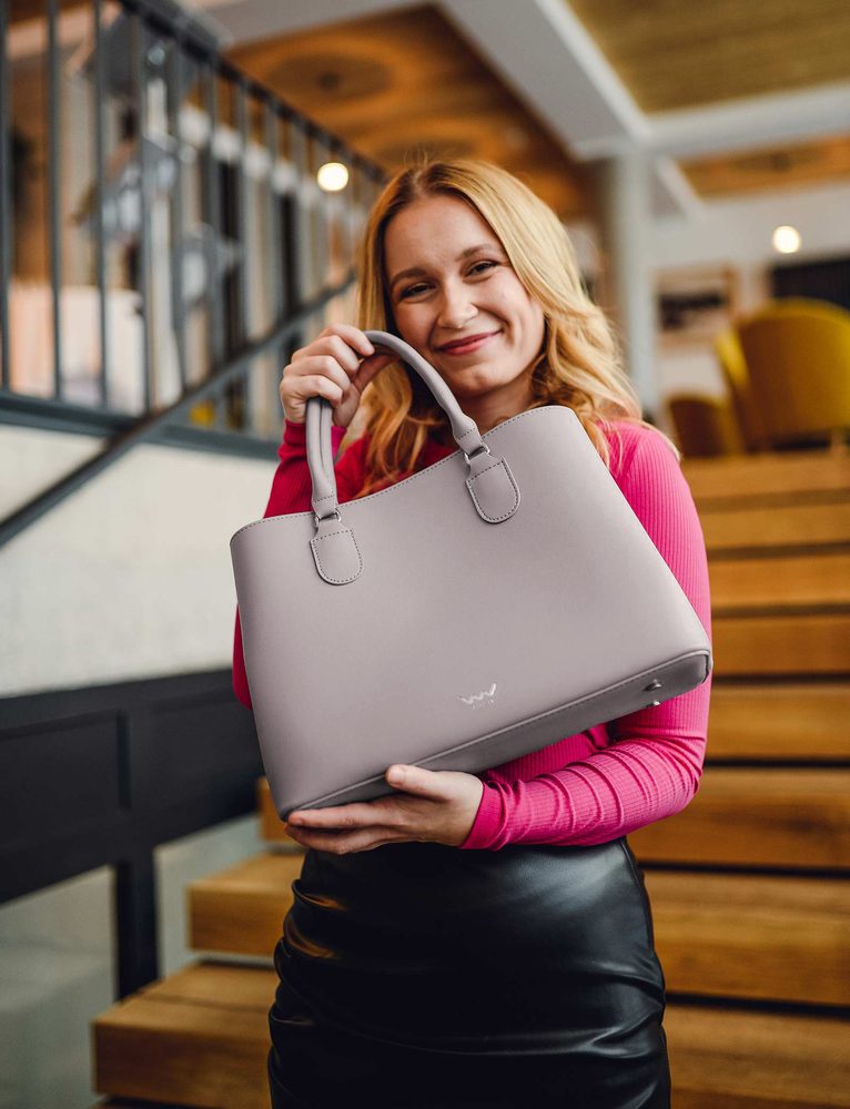 VUCH Cynthia Grey.

Notranji del razdeljen na dva predala
Glavno zapenjanje z 2 gumboma
Notranji predal z zadrgo
Torbica vključuje crossbody pas
 SimplyV 
Enostavno Vuch!
Brezčasna, minimalistična in elegantna.