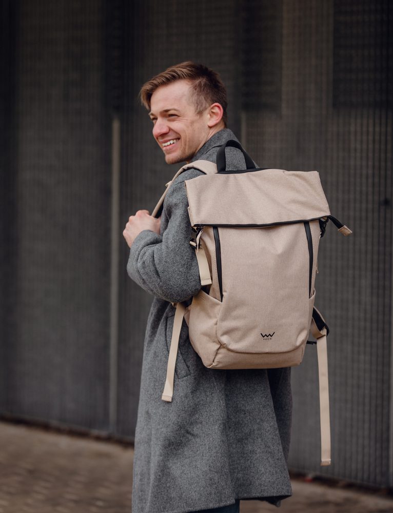 VUCH Tayte Small Men Beige.

Glavno zapiranje z zadrgo
Izdelan iz trdnega materiala
Prostor razdeljen v dva žepa
Velik žep za prenosnik
Zunanji žepki z zadrgo
Pas čez prsni koš
Oblazinjeni naramni trakovi in hrbet za udobno nošenje
 Moški nahrbtniki
Popolnost, preprostost, karakter in stil.