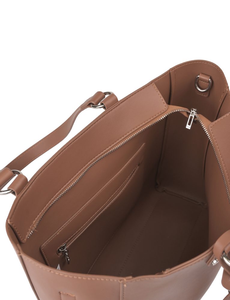 VUCH Camelia Brown.

Prostorna torbica z zapiranjem na zadrgo
Priložen trak za nošenje čez telo
Srebrni detajli z izrazitim obeskom (odstranljiv)
Notranji žep za drobnarije

  SimplyV 
Enostavno Vuch!
Brezčasna, minimalistična in elegantna.