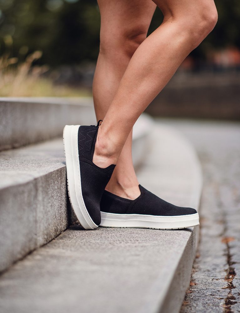 VUCH Seraphyn Black - 42.

Vsakodnevna prostočasna obutev brez vezalk
Notranji vložek čevlja ustvarjen z AI
Dva vezenina logotipa – en velik ob strani in poln majhen na nartu čevlja
Elastična pletenina zagotavlja, da čevlji lepo stojijo na nogah
Oblazinjen ovratnik okoli pete zagotavlja udobje skozi ves dan
 OBUTEV
Vuch obutev je izvirnost, ki očara.