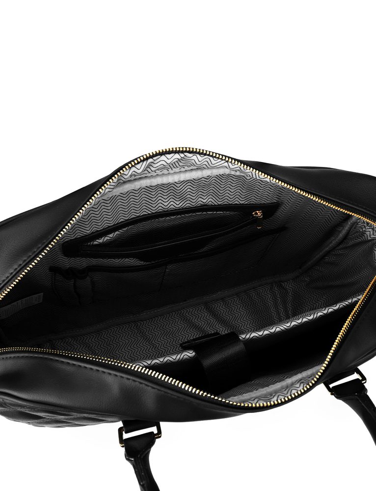 VUCH Thyra Black.

Elegantno šivanje
Ločen predal za prenosnik
Notranji predali za miško in pisala
Žep na zadrgo znotraj in na zadnji strani torbe
 TORBE ZA PRENOSNIKE
Si želite za vaš prenosnik varnost in da se izogne vsem praskam?