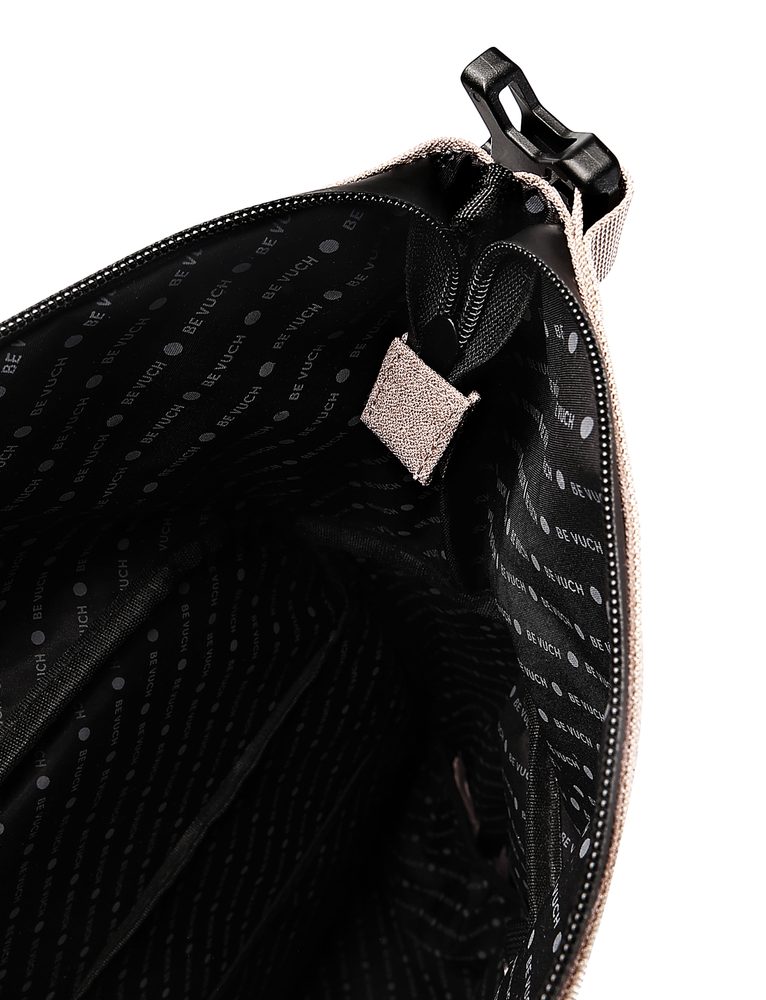 VUCH Tayte Small Men Beige.

Glavno zapiranje z zadrgo
Izdelan iz trdnega materiala
Prostor razdeljen v dva žepa
Velik žep za prenosnik
Zunanji žepki z zadrgo
Pas čez prsni koš
Oblazinjeni naramni trakovi in hrbet za udobno nošenje
 Moški nahrbtniki
Popolnost, preprostost, karakter in stil.