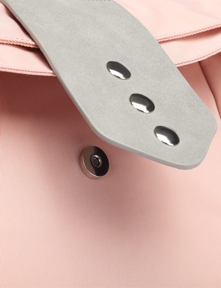 VUCH Mellora Pink.

Notranji ločen prostor za mini prenosnik
Majhen notranji žep na zadrgo
Zapenjanje na zadrgo in na patent
Nastavljive naramnice
Izjemno močan in vzdržljiv material
 NAHRBTNIKI
„Praktičnost, udobje in funkcionalnost.