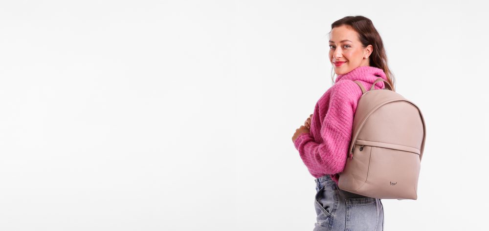 VUCH Fabrizio Beige.

Glavno zapiranje z zadrgo
Zanka za pritrditev ključev
Veliko notranjih žepkov
Nastavljivi naramni trakovi
 Nahrbtniki
Časi, ko so nahrbtniki pomenili le šolske torbe ali športne kose za gorske pohode, so že zdavnaj mimo.