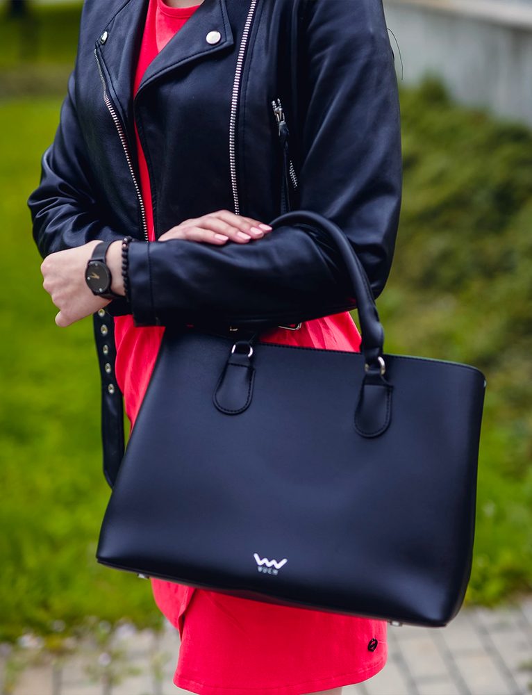 VUCH Cynthia.

Notranji del razdeljen na dva predala
Glavno zapenjanje z 2 gumboma
Notranji predal z zadrgo
Torbica vključuje crossbody pas
 SimplyV 
Enostavno Vuch!
Brezčasna, minimalistična in elegantna.