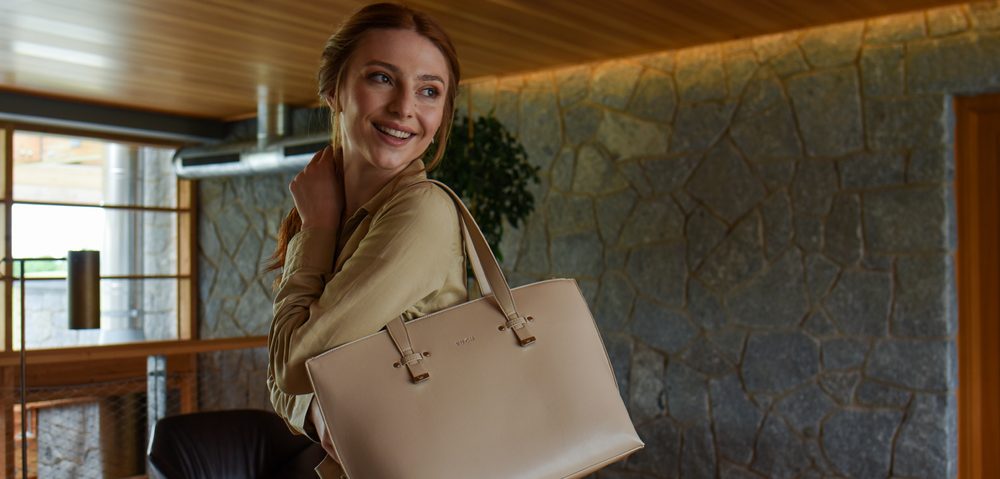 VUCH Benita Beige.

Torbici je priložena kozmetična torbica (150 x 220)
Glavno zapenjanje na zadrgo
Zadnji žep z zadrgo za majhne predmete
Dolg pritrdilni pas - dva načina nošenja

  VELIKE TORBICE
„Vse ima svojo prednost.