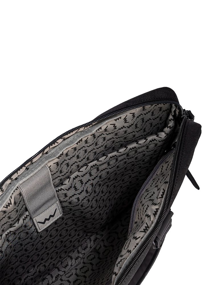 VUCH Memories Black.

Glavno zapenjanje z zadrgo
Zunanji žep z zadrgo + predal na magnet
Notranjost je razdeljena na dva dela
Nastavljiv pas
 TechniC
Kolekcija, ki sta jo navdihnila mesto in narava!
Na prestolu priljubljenosti že nekaj časa kraljujeta nahrbtnika Mellor in Noel, iz njunih lastnosti pa je nastalo kar nekaj velikih naslednikov.