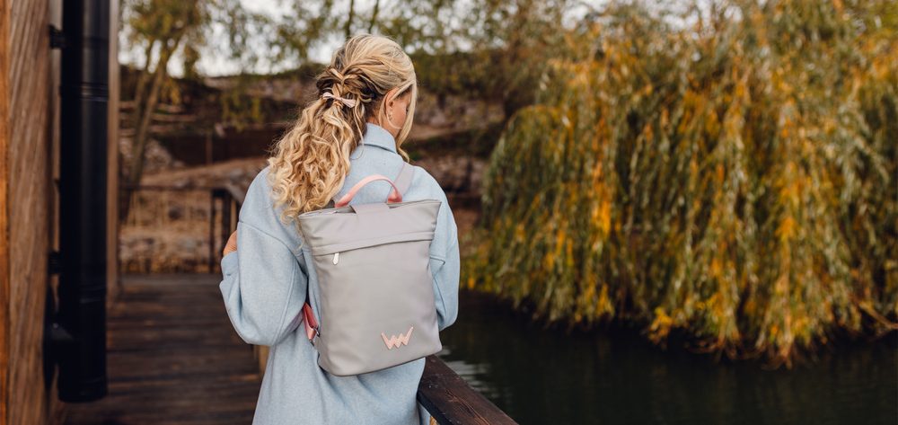VUCH Glenn V Grey.

Zapiranje z zadrgo in magnetnim zavihkom
Skupaj 3 zunanji žepi z zadrgo
V notranjosti mrežast žep in manjši žep z zadrgo
Nastavljive naramnice
 MAJHNI NAHRBTNIKI
Ste sami sebe prepričali da je nahrbtnike težko kombinirati?