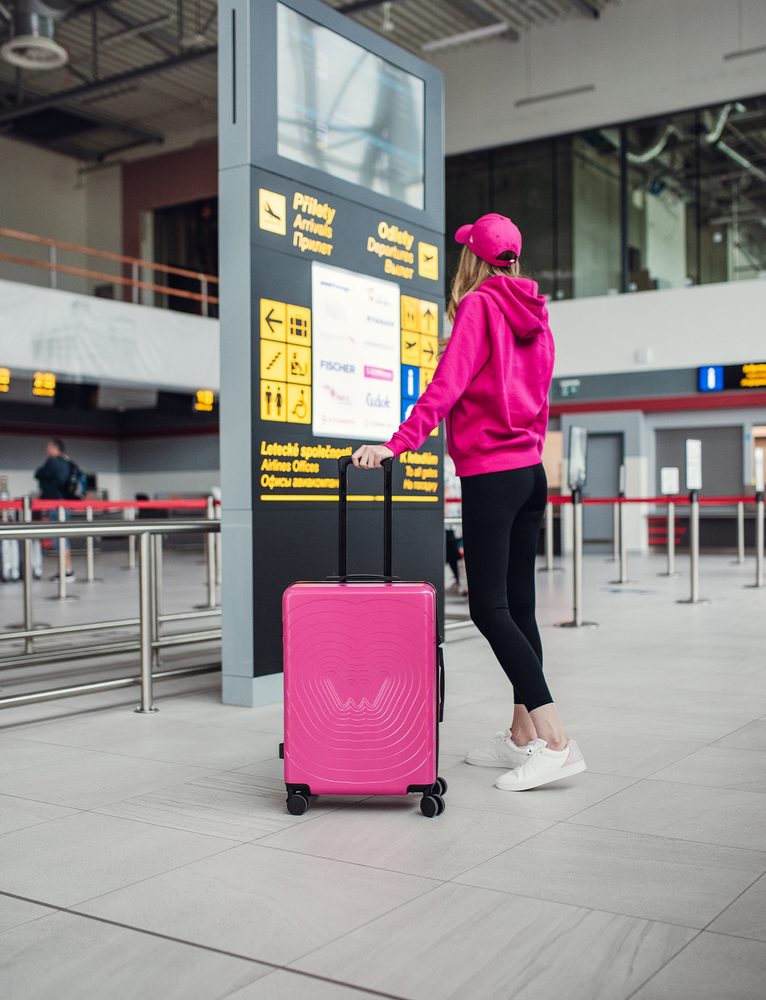 VUCH Unika Magenta.

Mere lupine: 57 × 43 × 26,5 cm
Teleskopski ročaj na treh višinskih nivojih
Prostoren mrežast predal na zadrgo z dodatnim žepom na zadrgo
Fleksibilen fiksacijski jermen s plastično sponko
Zgornji in stranski ročaji za oprijemanje v več položajih
4 vgrajena kolesca (višina 9 cm) za tih in gladek tek
Odporna lupina iz ABS polikarbonata proti običajnim praskam in udarcem
Kombinirana ključavnica s TSA ključavnico (ni nevarnosti poškodovanja ključavnice pri kontroli med potovanjem v ZDA)
Navodila za nastavitev ključavnice
 KOVČKI
Odkrijte novo kolekcijo kovčkov, ki definirajo sodobno potovanje.
Združujejo vrhunsko zasnovo z maksimalno funkcionalnostjo – lupinasta konstrukcija zagotavlja zanesljivo zaščito in dolgo življenjsko dobo, medtem ko sofisticirane barvne različice dodajajo vsakemu potovanju stilski poudarek.