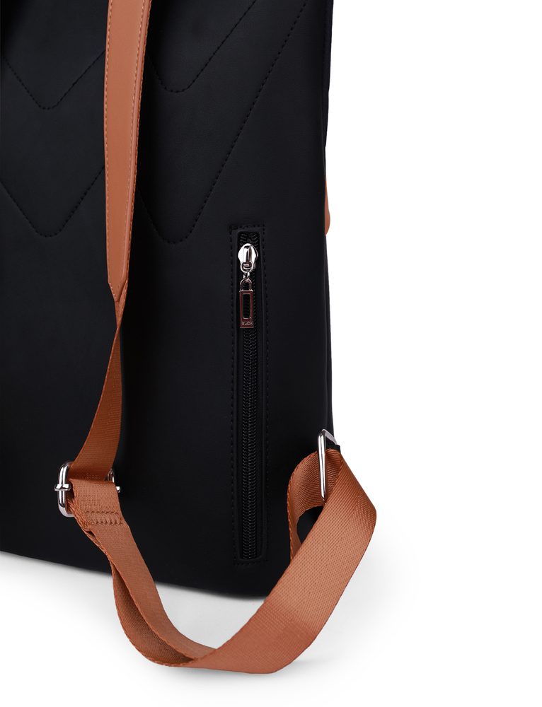 VUCH Tiara Dotty Black.

Dvojna zaščita pred krajo - glavni predal z zadrgo in gumbom
Spredaj pokrit predal z zadrgo, notranji predal za mini prenosnik in manjši predal z zadrgo
Udobne in trpežne naramnice (nastavljive)
Predal za telefon ali ključe z zadrgo
 NAHRBTNIKI
„Praktičnost, udobje in funkcionalnost.