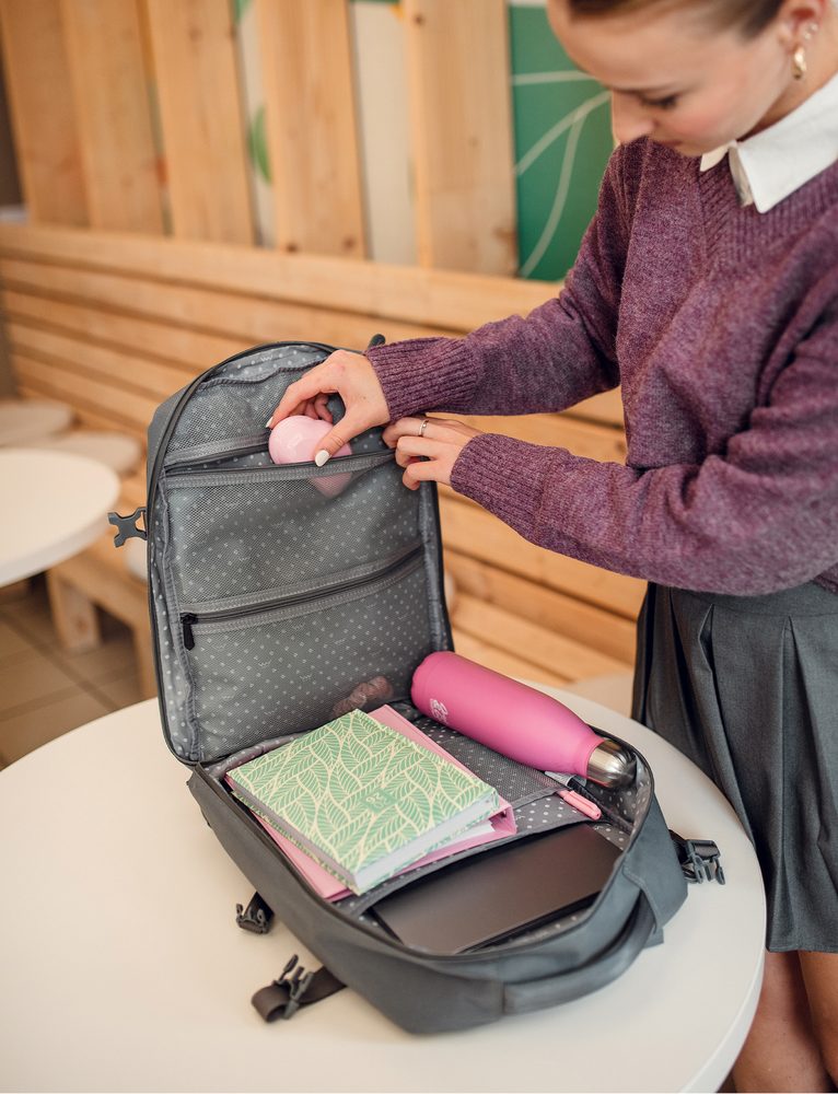 VUCH Foppe Dark Grey.

Popolnoma odpirljiv žep
Zunanji žepi z zadrgo
Veliko notranjih predelkov
Guma na hrbtni strani nahrbtnika za pritrditev na kovček
Oblazinjeni ramenski pasovi in hrbet za udobno nošenje
 Nahrbtniki
Časi, ko so nahrbtniki pomenili le šolske torbe ali športne kose za visokogorske ture, so že davno mimo.