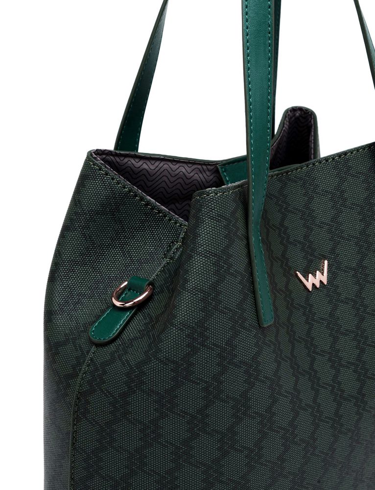 VUCH Roselda MN Green.

Eleganten dizajn z monogramom
Vključena majhna kozmetična torbica, primerna tudi kot crossbody torbica
Priložen nastavljiv trak
Dvojno zapiranje z magnetom in gumbom
 Monogram
Si želite neverjeten čar in biti del Vucha vedno in povsod?
Vuch je vaša najzvestejša ljubezen, zato pokažite to vsem brez ene same besede.