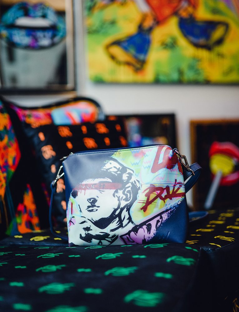 VUCH Peaceful love.

Izviren dizajn - vsake torbice je samo 300 kosov
Ustvarjeno v sodelovanju z umetnikom pop art Josefom Ratajem (https://www.ratajart.com/)
Omejena izdaja luksuznega darilnega paketa
 Rataj second collection
„V času, ko je deljenje miru in ljubezni več kot potrebno, prihaja druga serija uspešne omejene izdaje kolekcije Rataj 2!