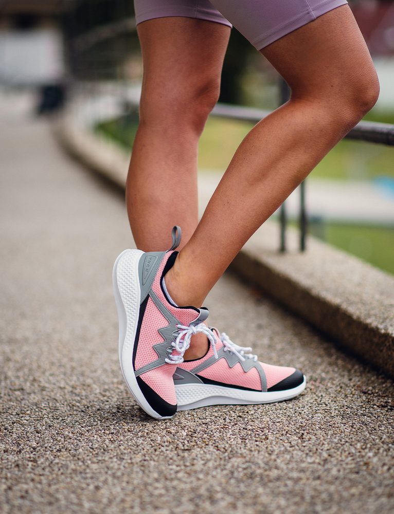 VUCH Rush Rose - 40.

Dizajni, oblikovani v sodelovanju z Martinom Brnom
Prilagodljiv zračen zgornji del
Vložek je podložen s spominsko peno
Lahek dizajn
Majhni odsevni elementi
Ojačan nart s silikonskimi elementi
 OBUTEV
Vuch obutev je izvirnost, ki očara.