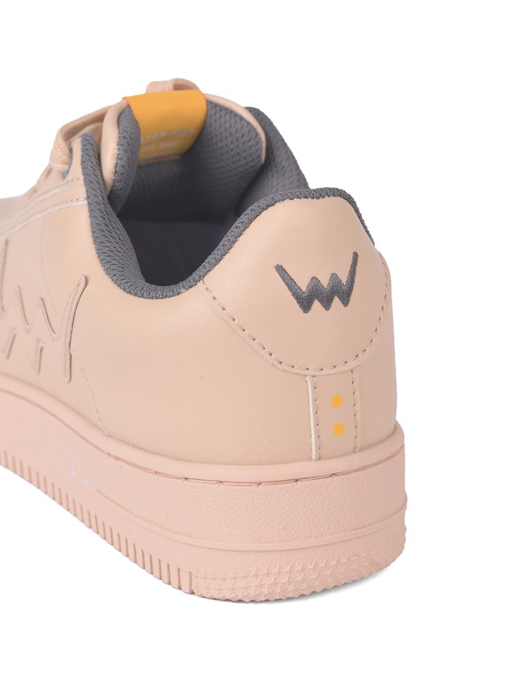 VUCH Basic Pona - 36.

priljubljen dizajn z barvitimi detajli
oblikovan, udoben podplat z elementi iz spominske pene
aerodinamična oblika
gumijast podplat
perforacije na prstih
 Obutev
Čevlji Vuch so izvirnost, ki očara.