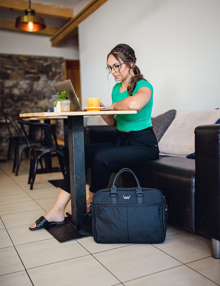 VUCH Memories Black.

Glavno zapenjanje z zadrgo
Zunanji žep z zadrgo + predal na magnet
Notranjost je razdeljena na dva dela
Nastavljiv pas
 TechniC
Kolekcija, ki sta jo navdihnila mesto in narava!
Na prestolu priljubljenosti že nekaj časa kraljujeta nahrbtnika Mellor in Noel, iz njunih lastnosti pa je nastalo kar nekaj velikih naslednikov.