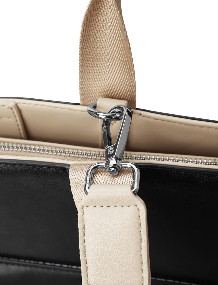 VUCH Wennie Big Black.

Velika poslovna torbica
Prostoren notranji žep na zadrgo
Dizajnerski detajl všitih ročajev
Opazni ročaji in naramni trak
 SimplyV 
Enostavno Vuch!
Brezčasna, minimalistična in elegantna.