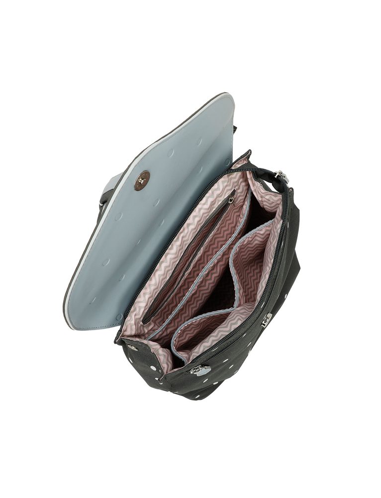 VUCH Joanna Dotty Dark Grey.

Dvojno glavno zapenjanje – zadrga in magnet
Notranji in zunanji žep z zadrgo
Notranji žepi brez zapenjanja
Ojačane naramnice
 Nahrbtniki
„Praktičnost, udobje in funkcionalnost.