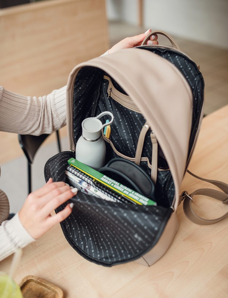 VUCH Fabrizio Beige.

Glavno zapiranje z zadrgo
Zanka za pritrditev ključev
Veliko notranjih žepkov
Nastavljivi naramni trakovi
 Nahrbtniki
Časi, ko so nahrbtniki pomenili le šolske torbe ali športne kose za gorske pohode, so že zdavnaj mimo.