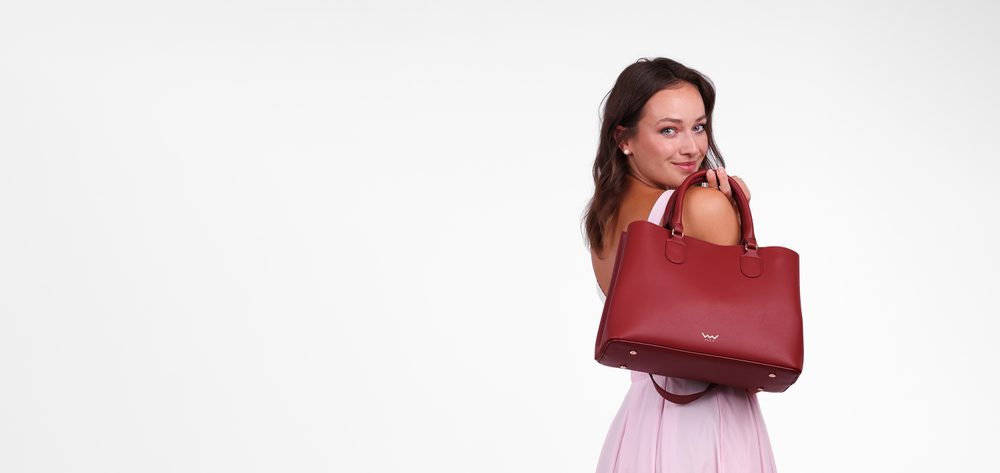 VUCH Cynthia Red.

Notranji del razdeljen na dva predala
Glavno zapenjanje z 2 gumboma
Notranji predal z zadrgo
Torbica vključuje crossbody pas
 SimplyV 
Enostavno Vuch!
Brezčasna, minimalistična in elegantna.