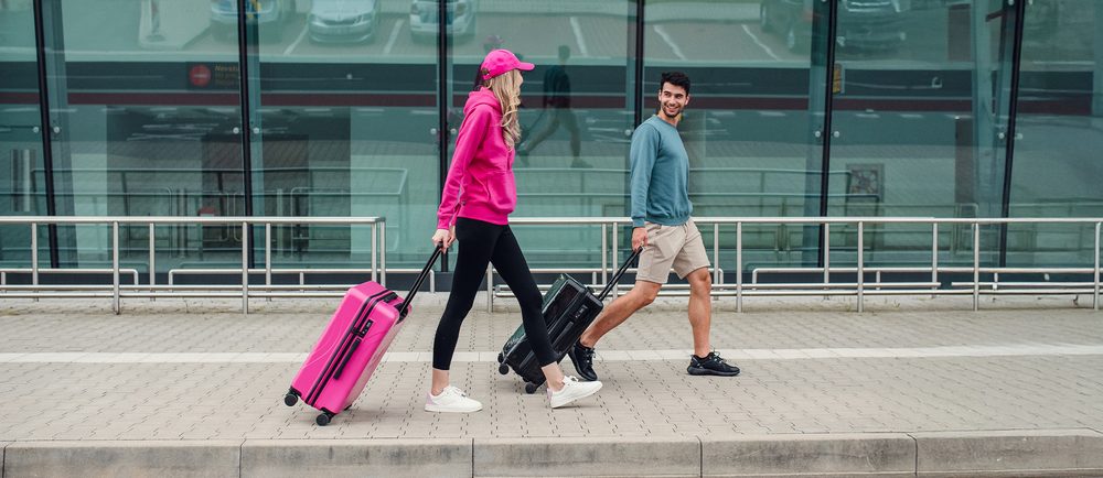 VUCH Unika Magenta.

Mere lupine: 57 × 43 × 26,5 cm
Teleskopski ročaj na treh višinskih nivojih
Prostoren mrežast predal na zadrgo z dodatnim žepom na zadrgo
Fleksibilen fiksacijski jermen s plastično sponko
Zgornji in stranski ročaji za oprijemanje v več položajih
4 vgrajena kolesca (višina 9 cm) za tih in gladek tek
Odporna lupina iz ABS polikarbonata proti običajnim praskam in udarcem
Kombinirana ključavnica s TSA ključavnico (ni nevarnosti poškodovanja ključavnice pri kontroli med potovanjem v ZDA)
Navodila za nastavitev ključavnice
 KOVČKI
Odkrijte novo kolekcijo kovčkov, ki definirajo sodobno potovanje.
Združujejo vrhunsko zasnovo z maksimalno funkcionalnostjo – lupinasta konstrukcija zagotavlja zanesljivo zaščito in dolgo življenjsko dobo, medtem ko sofisticirane barvne različice dodajajo vsakemu potovanju stilski poudarek.