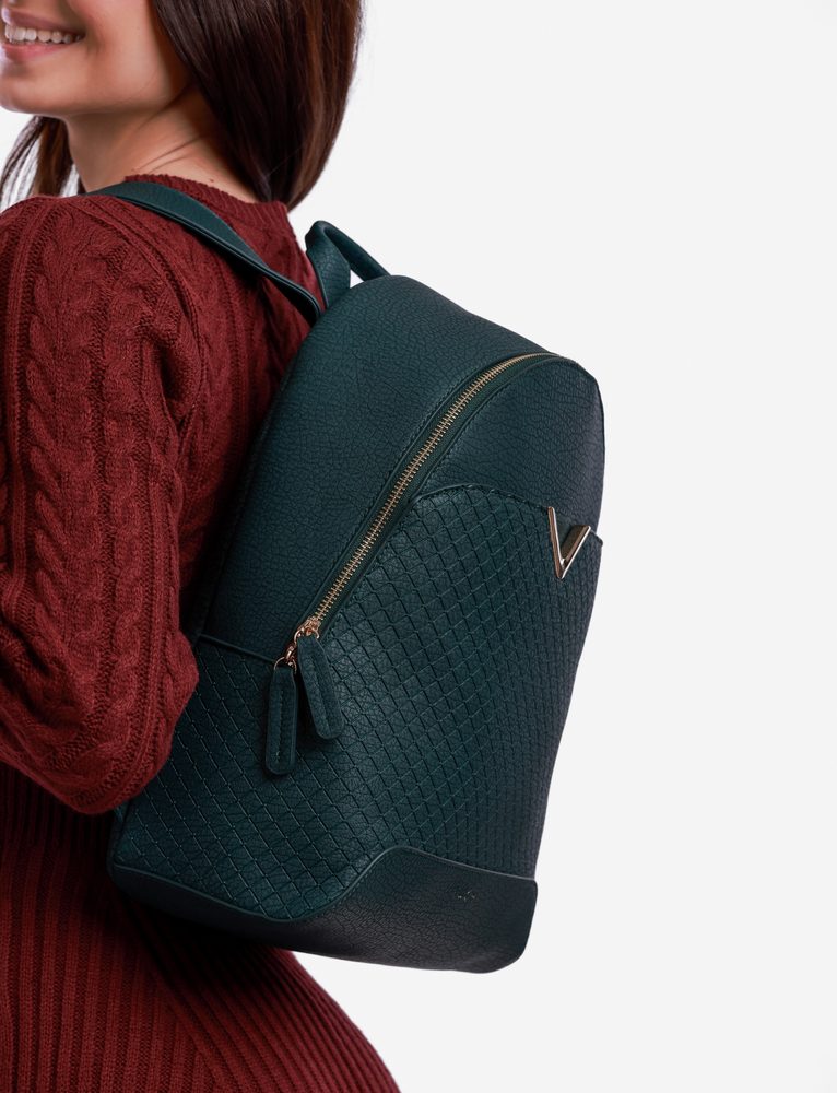 VUCH Meda Green.

Glavno zapiranje z zadrgo
Sprednji žep na magnet
Notranji predali za drobnarije
Nastavljivi naramni trakovi
 Shape of diamond
Bodi stilska in edinstvena s Shape of Diamond!
Prav zdaj si ogleduješ draguljarsko zbirko naših diamantov.