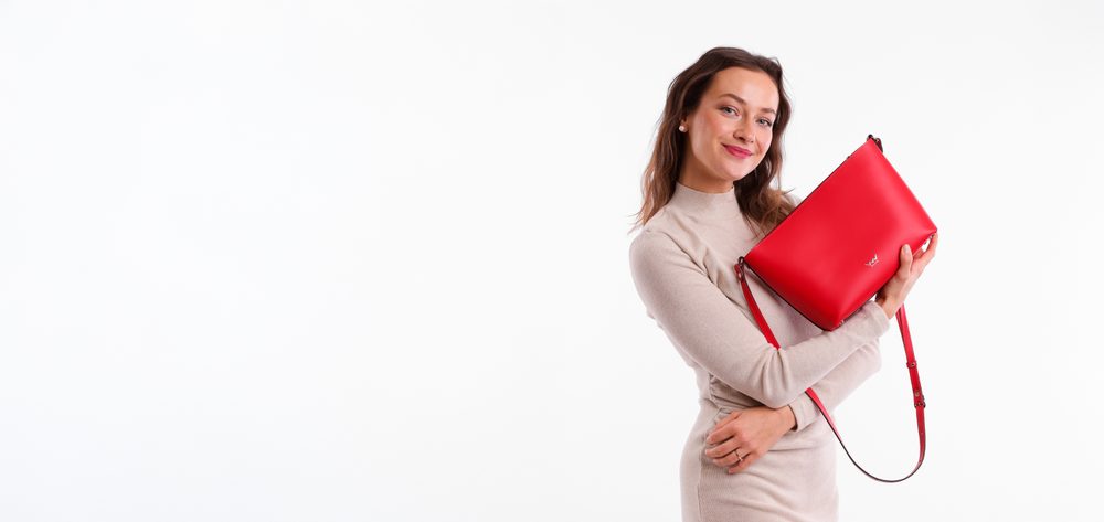 VUCH Lethie Red.

Ročno šivano v Sloveniji
Kakovostno gladko usnje z neobdelano podlogo
Omejena količina kosov
Kontrastna pompom na zadrgo
Glavno zapiranje na magnetni zatič
 USNJENA KOLEKCIJA IZDELANO NA SLOVAŠKEM
Predstavljamo prvo kolekcijo torbic in denarnic, ročno šivanih v Sloveniji.