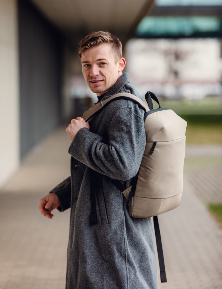 VUCH Brendon Beige.

Celotnozadrgan žep
Zunanja žep za prenosnik
Trak na hrbtišču nahrbtnika za pritrditev na kovček
Odsevni detajli na trakovih nahrbtnika z zadrgo za ključe in drobnarije
Odsevno logo na sprednji strani nahrbtnika
Oblazinjeni naramni trakovi in hrbet za udobno nošenje
 Moški nahrbtniki
Dovršenost, preprostost, karakter in stil.