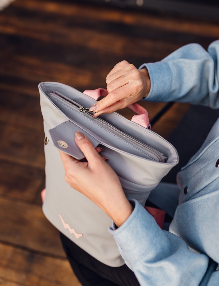 VUCH Glenn V Grey.

Zapiranje z zadrgo in magnetnim zavihkom
Skupaj 3 zunanji žepi z zadrgo
V notranjosti mrežast žep in manjši žep z zadrgo
Nastavljive naramnice
 MAJHNI NAHRBTNIKI
Ste sami sebe prepričali da je nahrbtnike težko kombinirati?