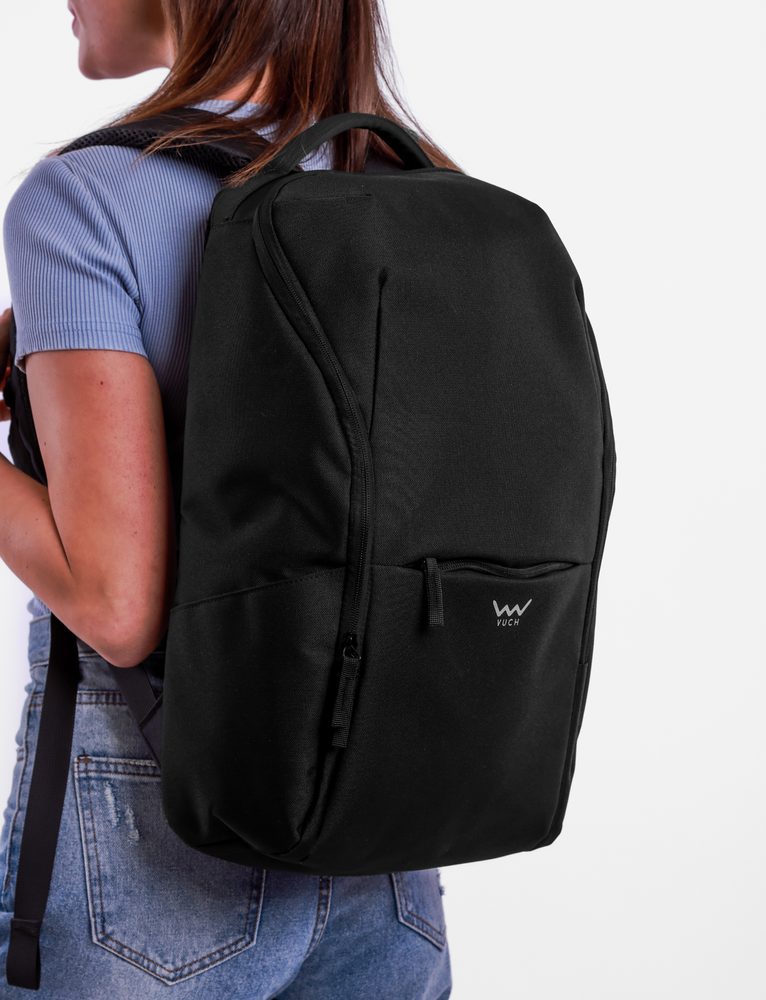 VUCH Sygurny Black.

Celosten zip žep
Zunanji zip žepi
Veliko notranjih predalov
Prsni pas s sponko
Elastika na hrbtišču nahrbtnika za pritrditev na kovček
Odsevni detajli na trakovih
Oblazinjeni naramni trakovi in hrbet za udobno nošenje
 Nahrbtniki
Časi, ko so nahrbtniki pomenili le šolske torbe ali športne kose za visokogorske pohode, so že zdavnaj mimo.